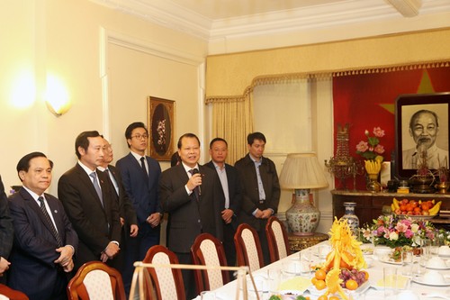 Deputy PM Vu Van Ninh meets Vietnamese Embassy staff in London - ảnh 1